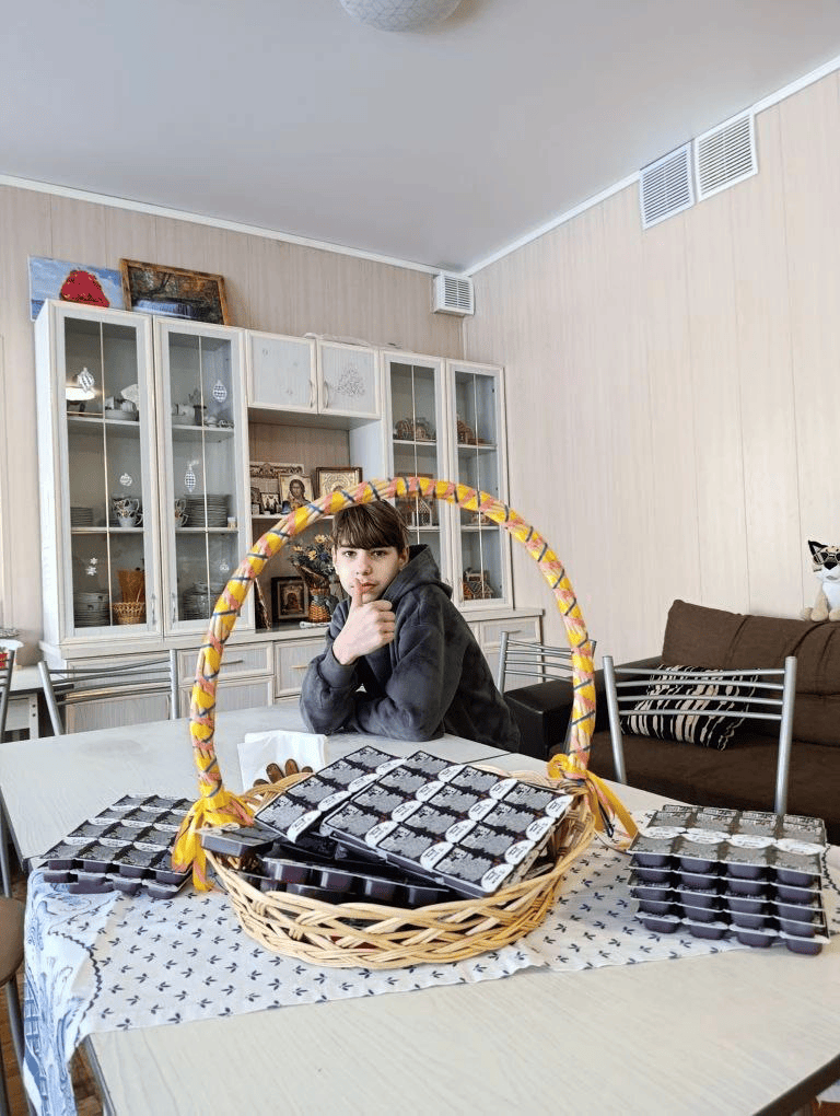 юноша оценил сиропы BARLINE