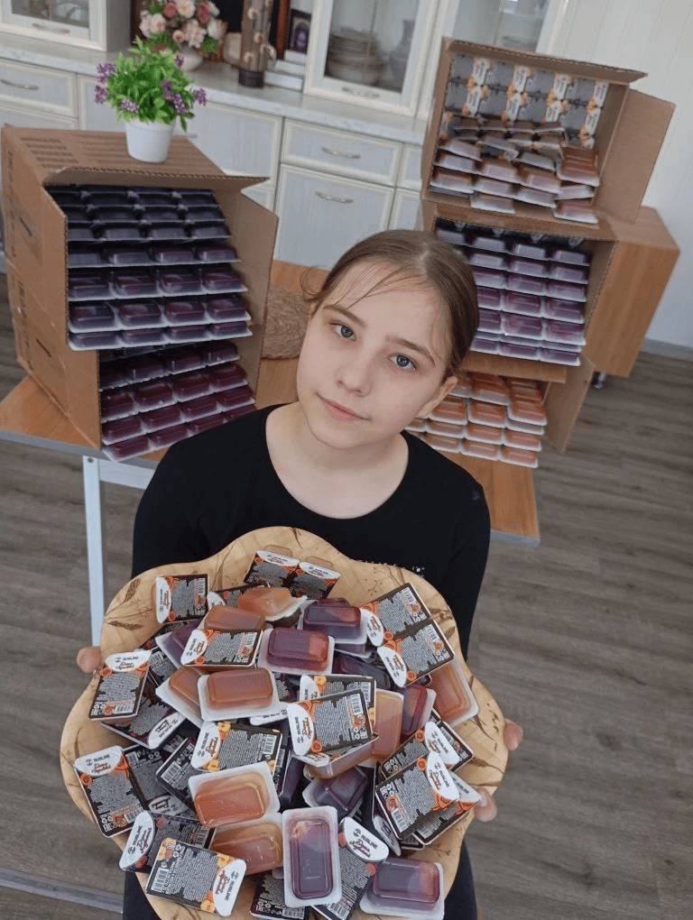 девочка с чашей сиропов BARLINE